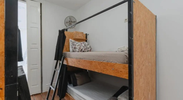 Кровать в общем номере Ndussole Guest House