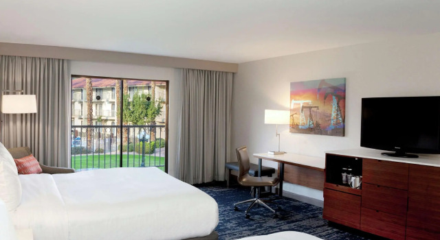Двухместный номер Standard с видом на бассейн DoubleTree by Hilton Bakersfield
