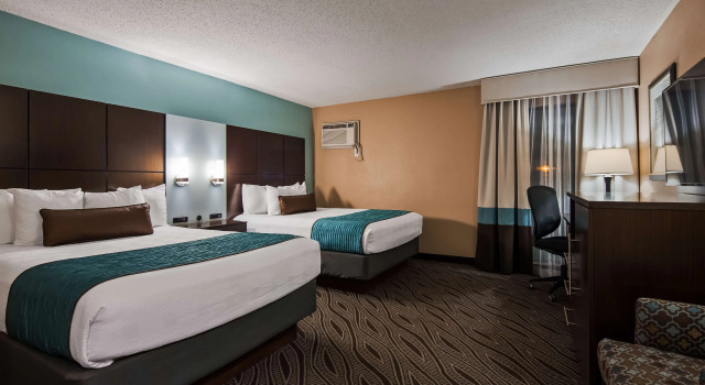 Четырёхместный номер Standard Best Western Plus Galleria Inn & Suites