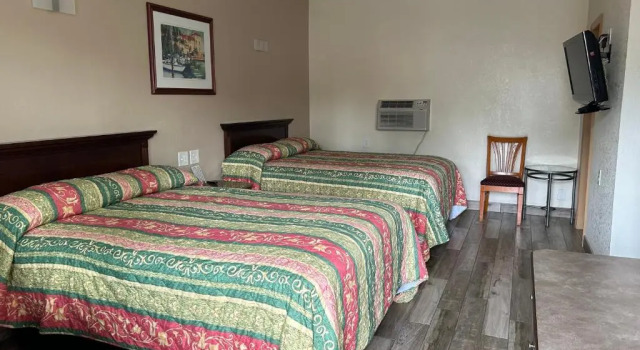 Четырёхместный номер Standard Sunshine Inn of Daytona Beach