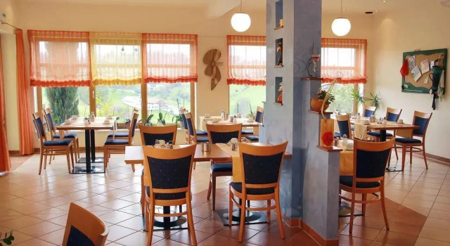 Golfblick - Zimmer & Apartments, Book Apartment Neudau 