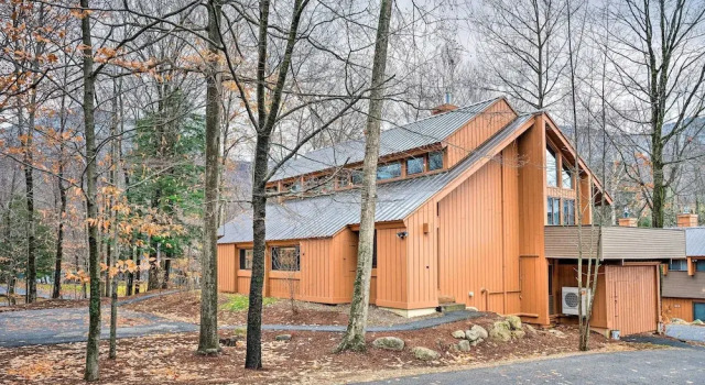 Village of Loon Condo in Lincoln w/ Pool Access, Varaa Huoneisto Hotellit New England uima-altaalla, Uima-allas