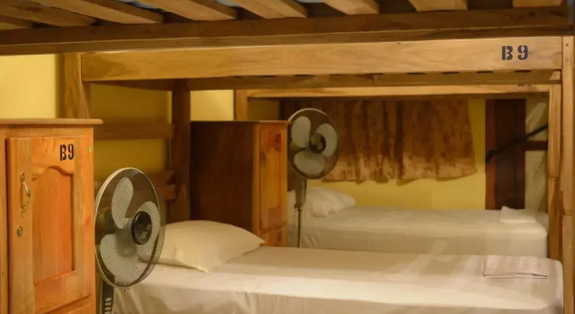 Кровать в общем номере Hostal Fachente