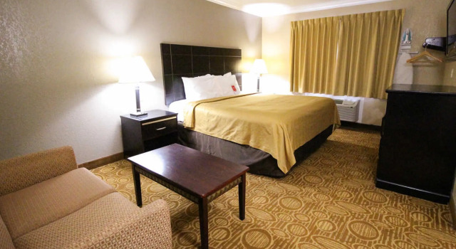 Люкс Econo Lodge Inn & Suites Fallbrook Downtown