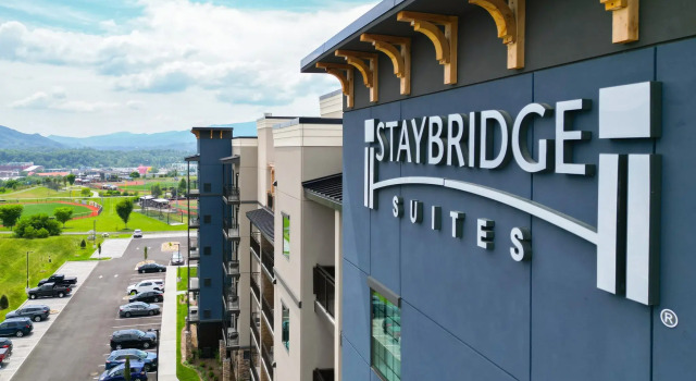 Staybridge Suites Pigeon Forge Smoky Mtns by IHG, Забронировать Отель Отели Пиджен-Фордж 3 звезды, рядом с Развлекательный центр Blake Jones Racing Center, 3*