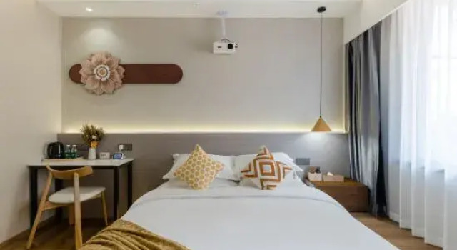 Yizhihua Smart Hotel (Wanyu Pedestrian Street)