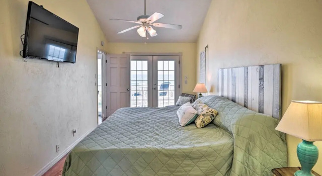 Коттедж Sunny Florida Home w/ Decks & View, Steps to Beach