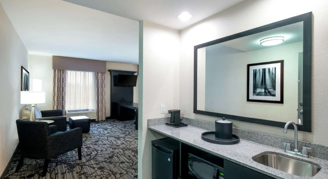 Четырёхместная студия Hampton Inn and Suites Roanoke Airport/Valley View Mall