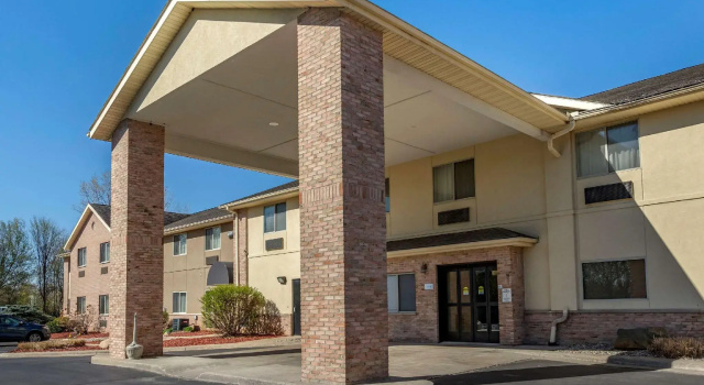 Четырёхместный номер Standard Comfort Inn & Suites Paw Paw