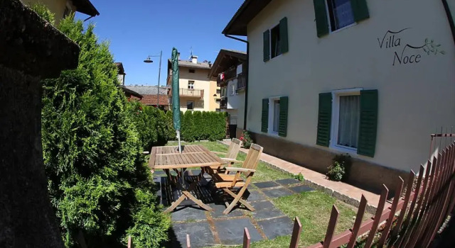 Villa Noce 1 - apartment with garden, Забронировать Апартаменты/квартира Отели в центре Тезеро, в центре