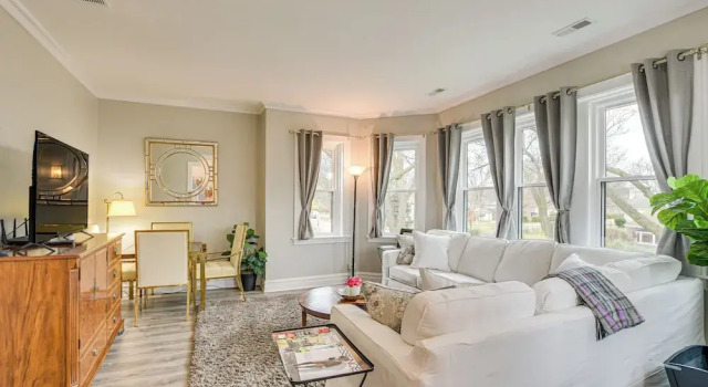 Апартаменты с 2 комнатами с балконом Family Apartment w/ Deck + Yard Near Northwestern