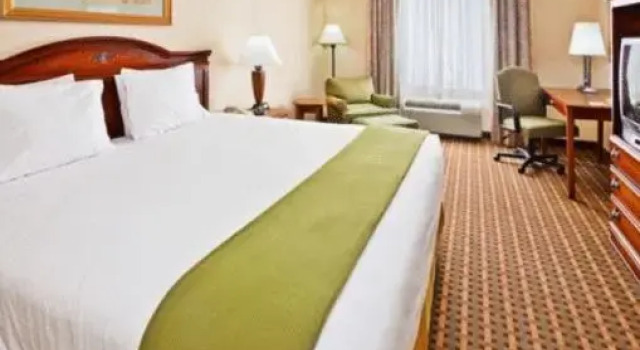 Двухместный люкс La Quinta Inn & Suites by Wyndham Meridian