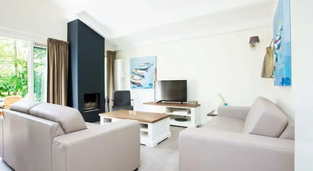 Restyled Holiday Home with Fireplace near Beach, Забронировать Отель Отели Южной Голландии с парковкой, Парковка