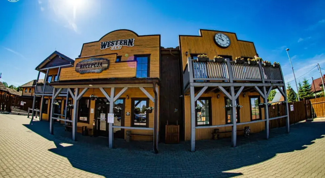 Western Camp Resort, Buchen Sie Resort Hotels in Zator mit Pool, Schwimmbad