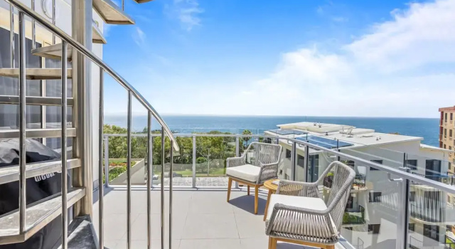 Stylish 3-bed Apartment in Coastal Redcliffe