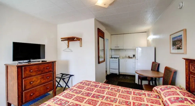 Crimson Hills Motel, Boek Motel  