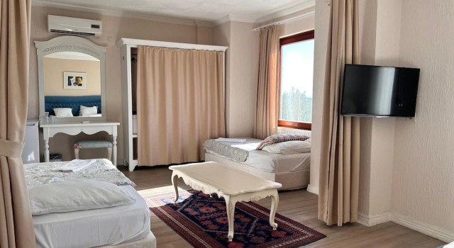 Четырёхместный семейный номер Standard Aeneas Hotel