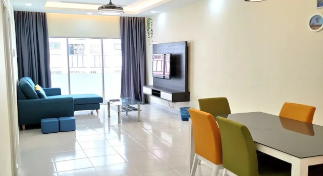 Апартаменты Comfort с 3 комнатами с балконом и с видом на город Just For You Highlands Apartment.