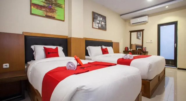 Double Suite RedDoorz Premium @ Jalan Cengkeh Malang