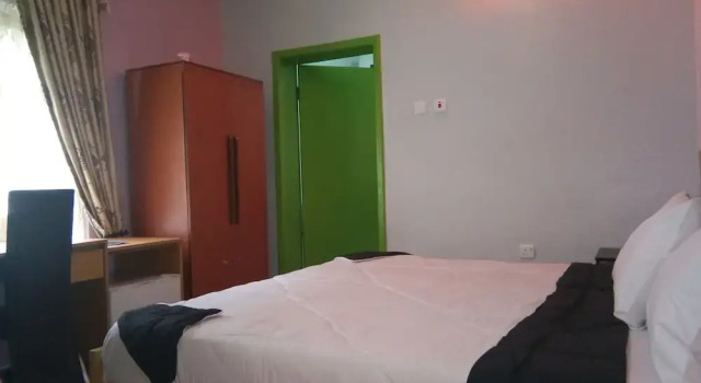 Camera Standard E-Class Resorts