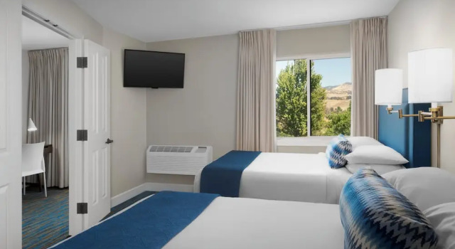 Люкс Ashland Hills Hotel & Suites