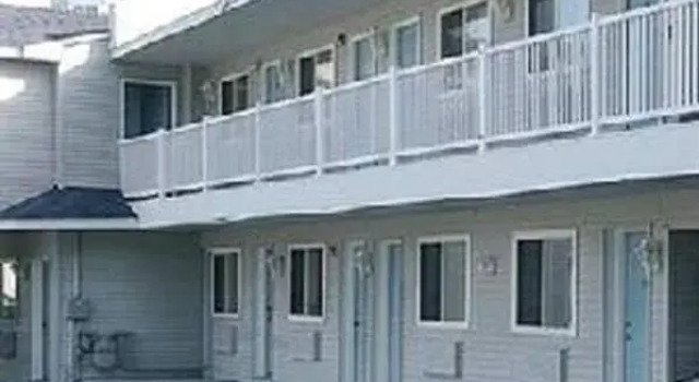 Кровать в общем номере Mackinaw Budget Inn