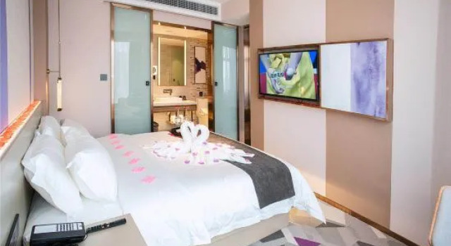 Четырёхместный семейный люкс Superior с видом на город Lavande Hotel