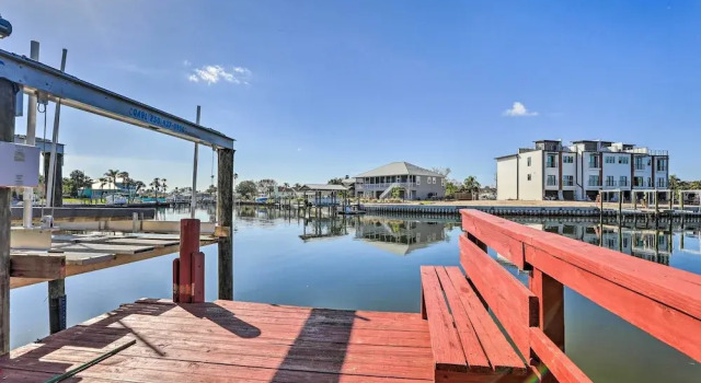 Коттедж Private Dock & Saltwater Pool: Apollo Beach House