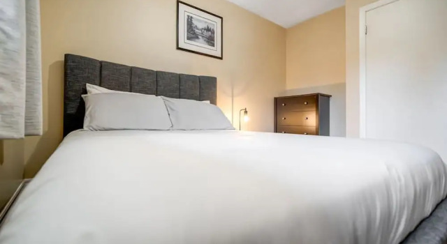 Charming 3BR Home in Quiet Kitchener Neighborhood, Varaa Lomakoti Kitchener 