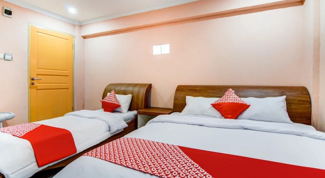 Люкс RedDoorz Hotel Baaraka near Living World