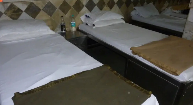 Кровать в общем номере (мужской номер) Yadgar Guest House