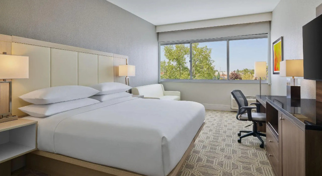 Двухместный номер Standard Delta Hotels by Marriott Chicago Willowbrook