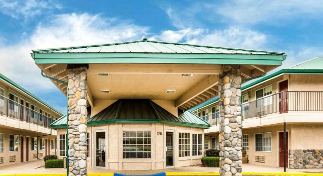 Кровать в общем номере Quality Inn & Suites Minden