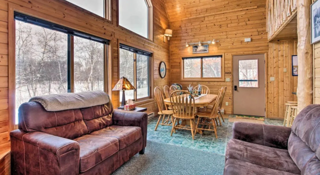Коттедж Cabin w/ Fireplace < 1 Mile to Lakes + Golf