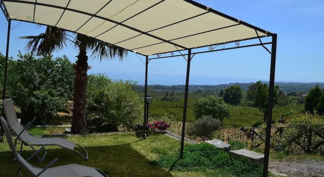 Rustic Holiday Home in Santa Venerina With Terrace & Garden, Buchen Sie Hotel Hotels in Sizilien mit Frühstück, Frühstück
