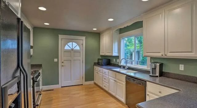 Spacious Downtown Chico Home ~ Half Mile to Csu!, Book Feriehus Sommerhuse i Chico, Hytte