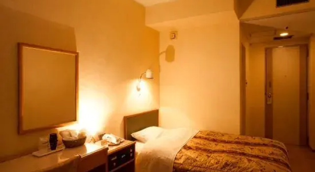 Кровать в общем номере New Grand Hotel