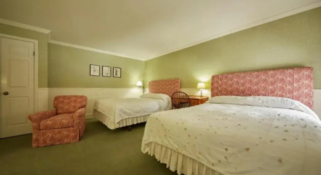 Четырёхместный номер Standard The Red Lion Inn