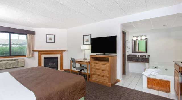 Люкс Deluxe AmericInn by Wyndham Eau Claire