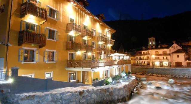 Le Miramonti Hotel Restaurant & Wellness, Забронировать Отель Отели Ла-Тюиль 4 звезды, рядом с Кресельный подъёмник Мезон Бланш (нижняя станция), 4*