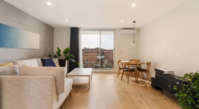 Коттедж A Light Filled Contemporary Design Apartment