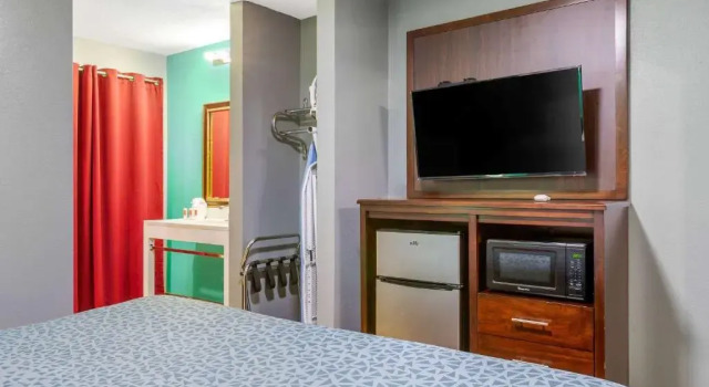 Люкс Econo Lodge West - Coors Blvd