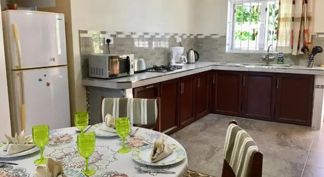 Вилла Deluxe Cardamon Villa is a 2 bedroom with 1 bathroom and seperate toilet detached house with AC and swimming pool , 5 minutes walk from Flic en Flac public beach