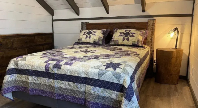 Bigfoots Hideaway 1 Bedroom Cabin by RedAwning