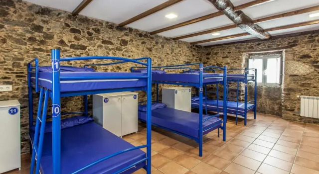 Кровать в общем номере Albergue Milpés