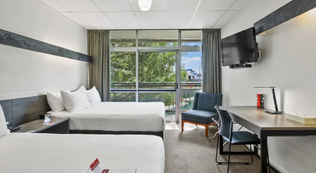 Четырёхместный номер Superior Heartland Ambassador Hotel Hamilton