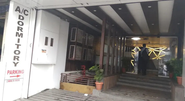 Hotel Restinn, Rezerwuj Hotel Hotele w Surat z parkingiem, Parking