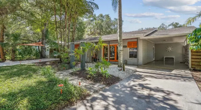 Коттедж Sarasota Bungalow with Heated Pool and Backyard Oasis