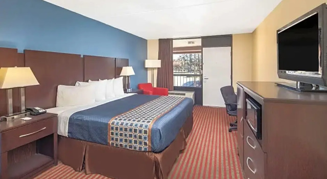 Двухместный номер Standard с видом на бассейн Travelodge by Wyndham Savannah Area/Richmond Hill
