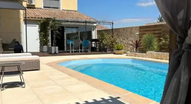 Appartement duplex meublé avec vue sur piscine